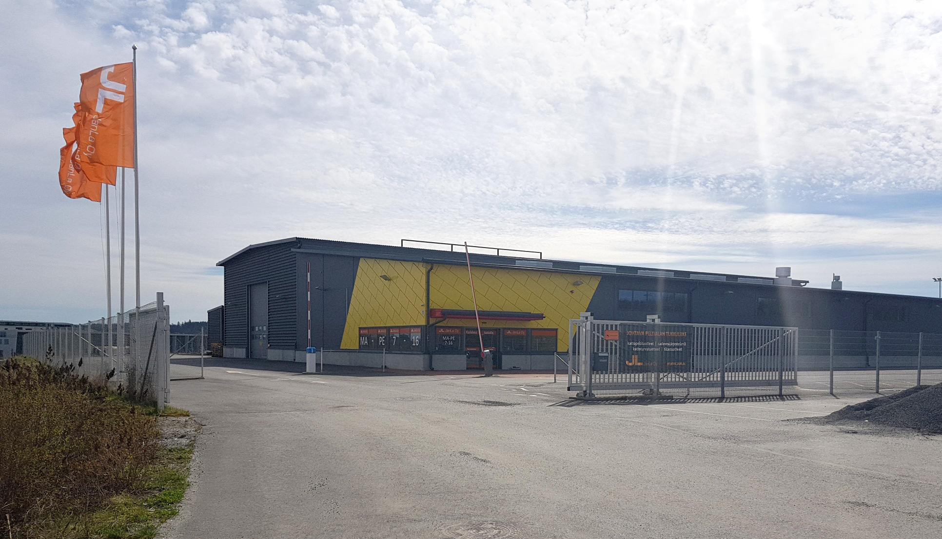 JanLa Center Tampere - Uusi peltikattomyymälä Pirkkalassa JanLa Center Tampere - Uusi peltikattomyymälä Pirkkalassa